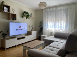 Salón en apartamento de uso turístico de Ponferrada - Bierzinn Apartamentos